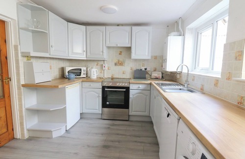 Newport Cottage | COEDMOR, pet friendly, with a garden in Newport, Pembrokeshire