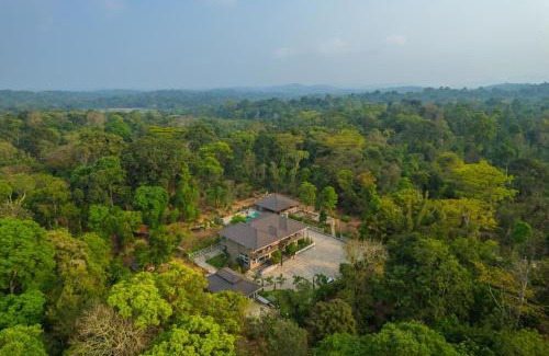 Virajpet Villa | Coffee & Mist Luxury Villa- Comp Breakfast, Pool, Lounge, and Coffee Estate by StayVista
