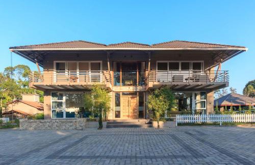 Virajpet Villa | Coffee & Mist Luxury Villa- Comp Breakfast, Pool, Lounge, and Coffee Estate by StayVista