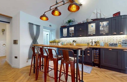 Mumbles House | Cohost Partners Mumbles Cottage Near Coast