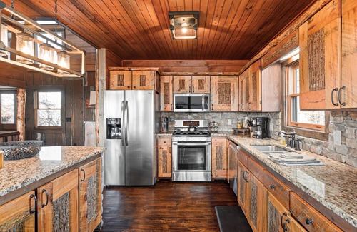 Blue Ridge Cabin | Cohutta Sunrise -Miles of mountain views and cozy homey décor!