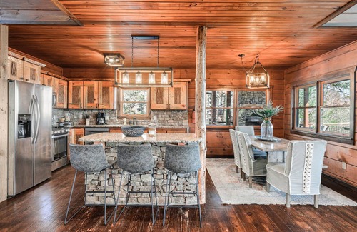 Blue Ridge Cabin | Cohutta Sunrise -Miles of mountain views and cozy homey décor!