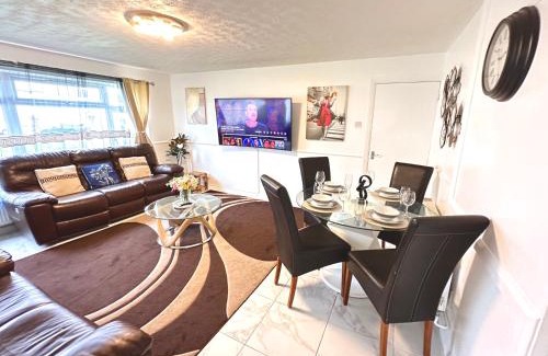 Colchester Apartment | Colchester City Luxury With Free Parking and 5 G WIFI