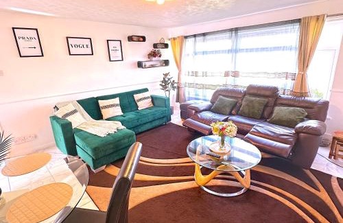 Colchester Apartment | Colchester City Luxury With Free Parking and 5 G WIFI