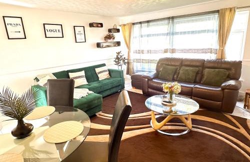 Colchester Apartment | Colchester City Luxury With Free Parking and 5 G WIFI