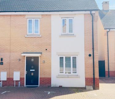 Colchester House | Colchester Cosy 3-Bed House, 2 Free parking, Fast WiFi, Pets allowed, Near City Centre