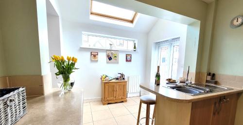 York House | Colenso St - 2 bed house by Bishy Road & River