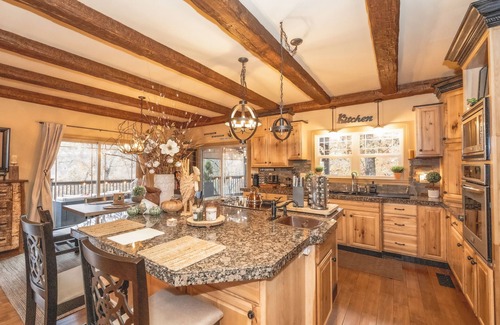 Pittsburg Cabin | Colibri Cabin on a peaceful lake, with a hot tub!