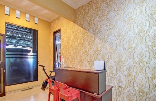 Cilacap Hotel | Collection O 91666 Meyli Guesthouse