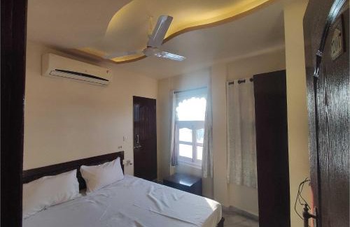 Lake Swaroop Sagar Hotel | Collection O Girwa Udaipur