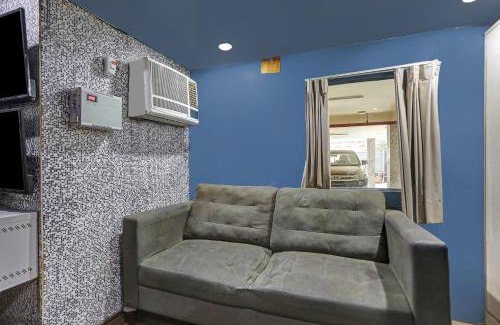 Delhi Hotel | Collection O Model Town Metro View