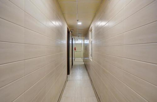 Delhi Hotel | Collection O Model Town Metro View