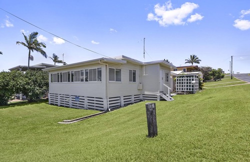 Emu Park House | Colleen's Beach Shack - Your Perfect Beachside Retreat!