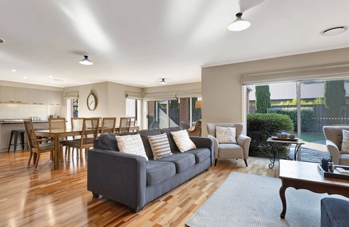 Bright House | Collins Retreat - 4 Bedroom home with Pool