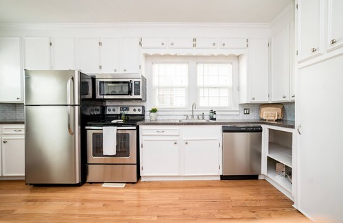 Rivermont House | Colonial Gem: Walk to Dining & Park, Near Downtown!