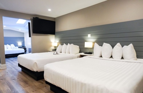 Grand Bend Hotel | Colonial Hotel & Suites