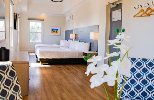 Grand Bend Hotel | Colonial Hotel & Suites