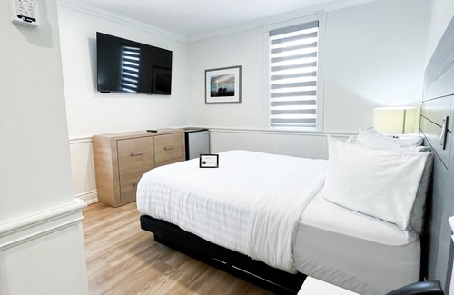 Grand Bend Hotel | Colonial Hotel & Suites - Standard Queen