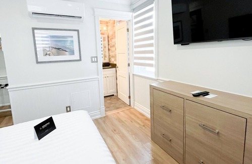 Grand Bend Hotel | Colonial Hotel & Suites - Standard Queen