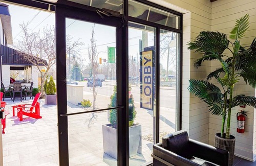 Grand Bend Hotel | Colonial Hotel & Suites - Brenner Premium King