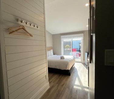 Grand Bend Hotel | Colonial Hotel & Suites