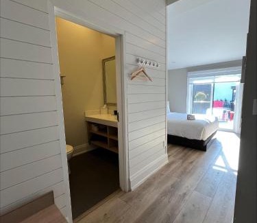 Grand Bend Hotel | Colonial Hotel & Suites