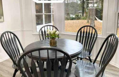 Roswell House | Colonial Stay- 7 BR-up to 14 Guests
