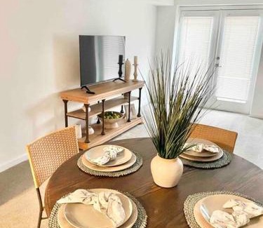 Roswell House | Colonial Stay- 7 BR-up to 14 Guests