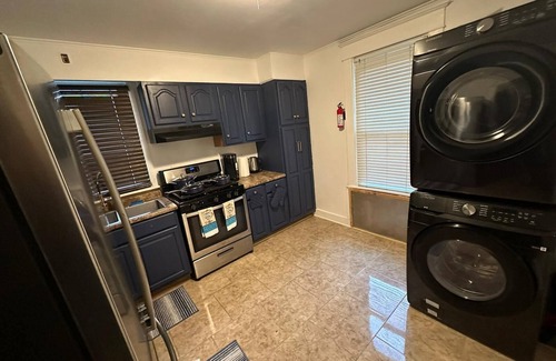 Albany House | Colonial Style Home 5 Br 2 bath n’ Parking! Close to restaurants n’ colleges!