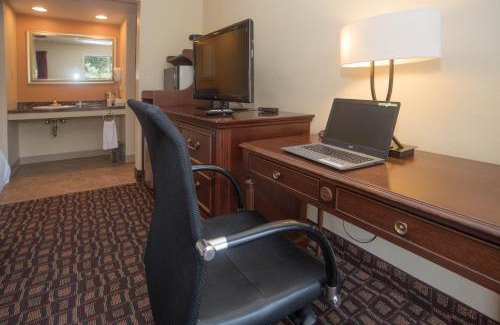 Lyndon Center Hotel | Colonnade Inn