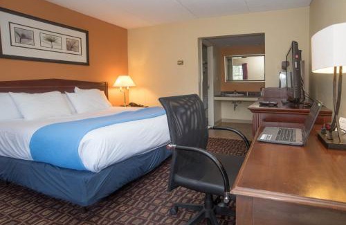 Lyndon Center Hotel | Colonnade Inn