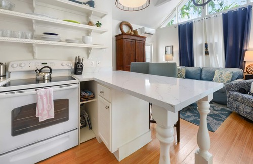 Old Town Cottage | Colony Poolside: A charming bungalow near Duval Street
