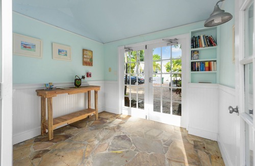 Old Town Cottage | Colony Poolside: A charming bungalow near Duval Street