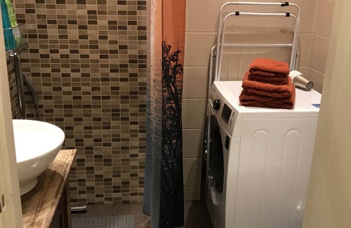 Toolo Apartment | Colorful 6th floor city studio + fast Wi-Fi