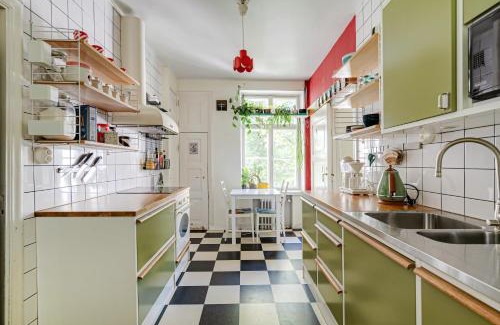 Turku Apartment | Colorful 76 m2 city centre residence with free parking
