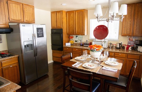 Paso Robles House | Colorful Artist's Bungalow Walk Downtown Paso