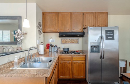 Paso Robles House | Colorful Artist's Bungalow Walk Downtown Paso