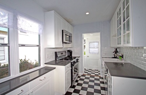 Westchester House | Colorful Boutique 3 bedroom Home -Close to Beach - LMU- Near Golf Course - LAX