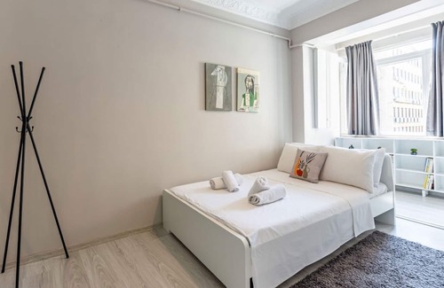 Nisantasi Apartment | Colorful Breezy Apartment Close Trendy Attractions in the Heart of Nisantasi