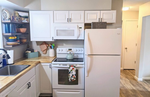 Manhattan House | Colorful & Bright Blue Ranch House close to KSU Football stadium