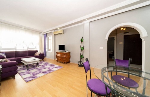 Antalya City Centre Apartment | Colorful Flat Close to the Coast in Muratpasa