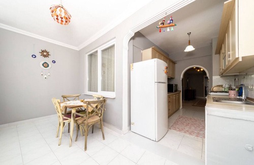 Antalya City Centre Apartment | Colorful Flat Close to the Coast in Muratpasa