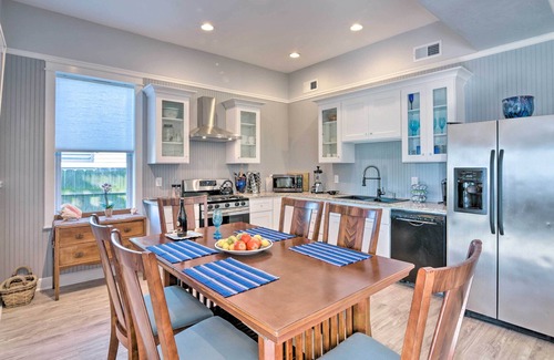 Galveston House | Colorful Galveston Getaway 500 Ft to Beach!