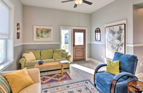 Galveston House | Colorful Galveston Getaway 500 Ft to Beach!