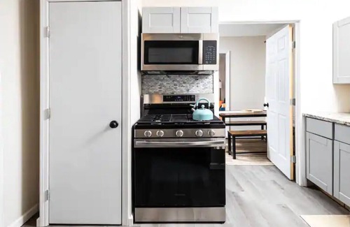 Lubbock House | Colorful home|Gazebo|Walk to Texas-Tech and UMC