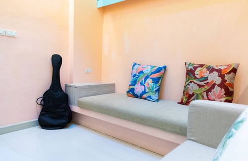 Bangkok Yai House | Colorful home near the Train station