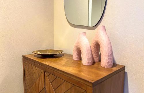 Mid-Wilshire Apartment | Colorful Mid-Wilshire Gem, Free Parking, Retro Modern Design 10mins to Cedars