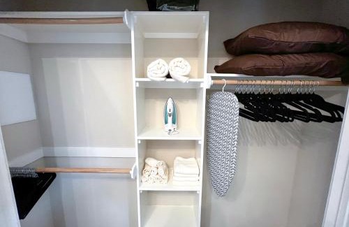 Mid-Wilshire Apartment | Colorful Mid-Wilshire Gem, Free Parking, Retro Modern Design 10mins to Cedars