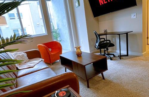 Mid-Wilshire Apartment | Colorful Mid-Wilshire Gem, Free Parking, Retro Modern Design 10mins to Cedars