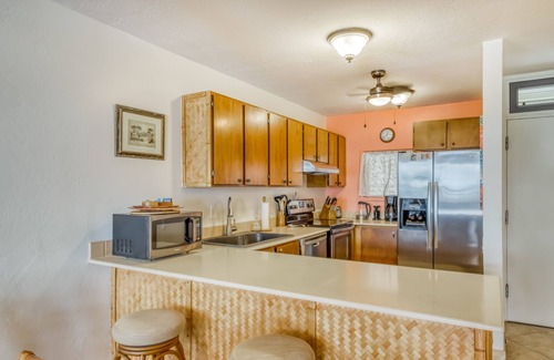 Kailua-Kona Condo | Colorful oceanfront condo with pool, views & high-speed WiFi